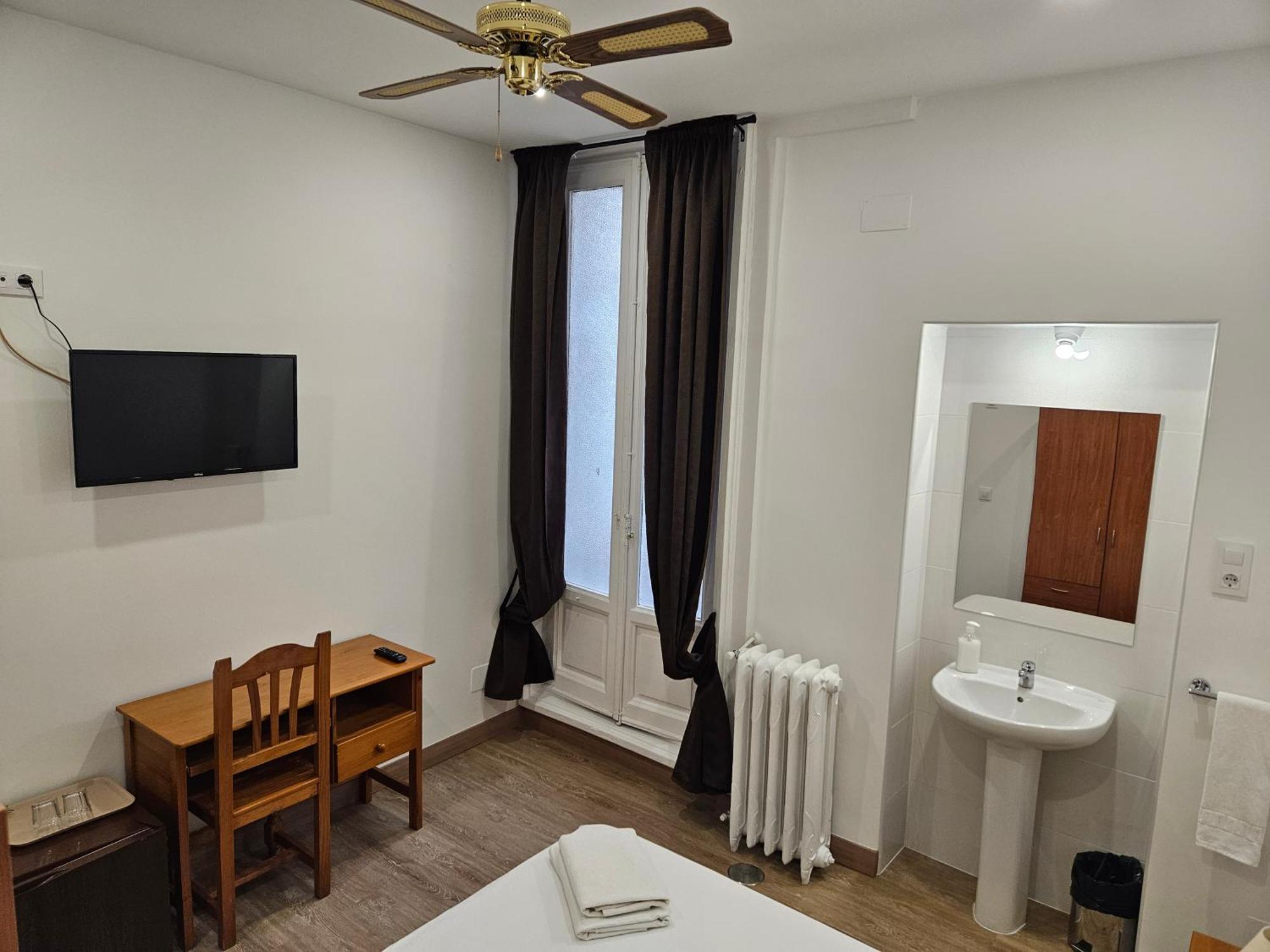 Hostal Miralva มาดริด ภายนอก รูปภาพ